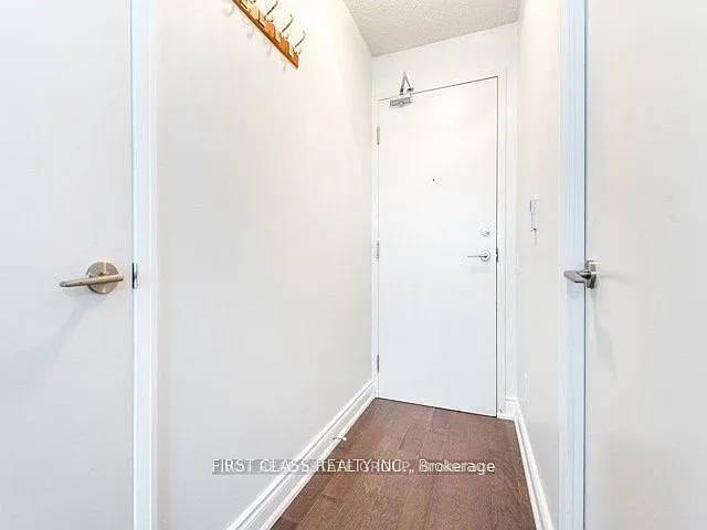 25 Carlton St — Photo 3
