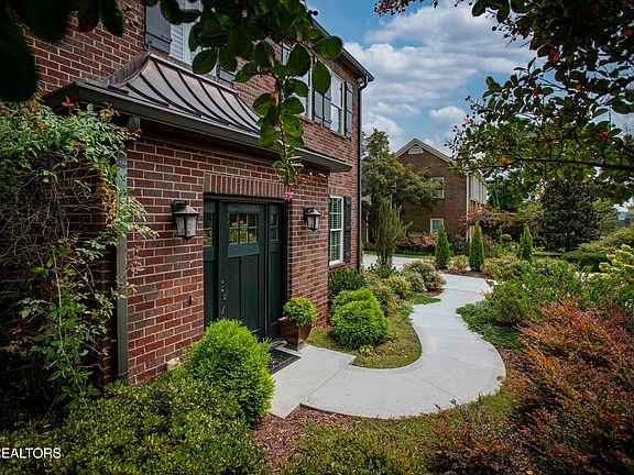 2nd image of 404 Boxwood Sq