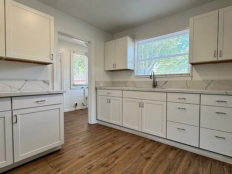 302 E Locust St — Photo 8