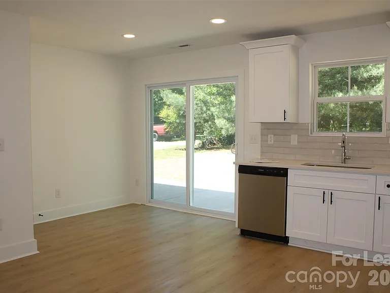 562 W Park Ave #B — Photo 5