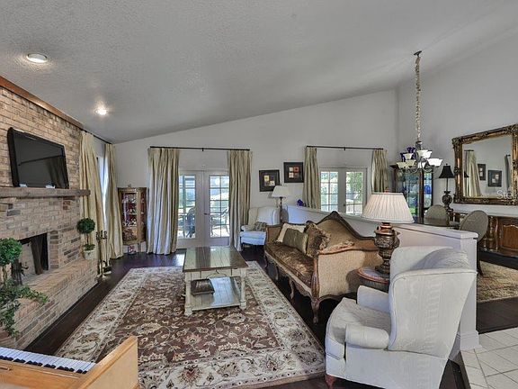 3rd image of 6206 Iroquois Ct