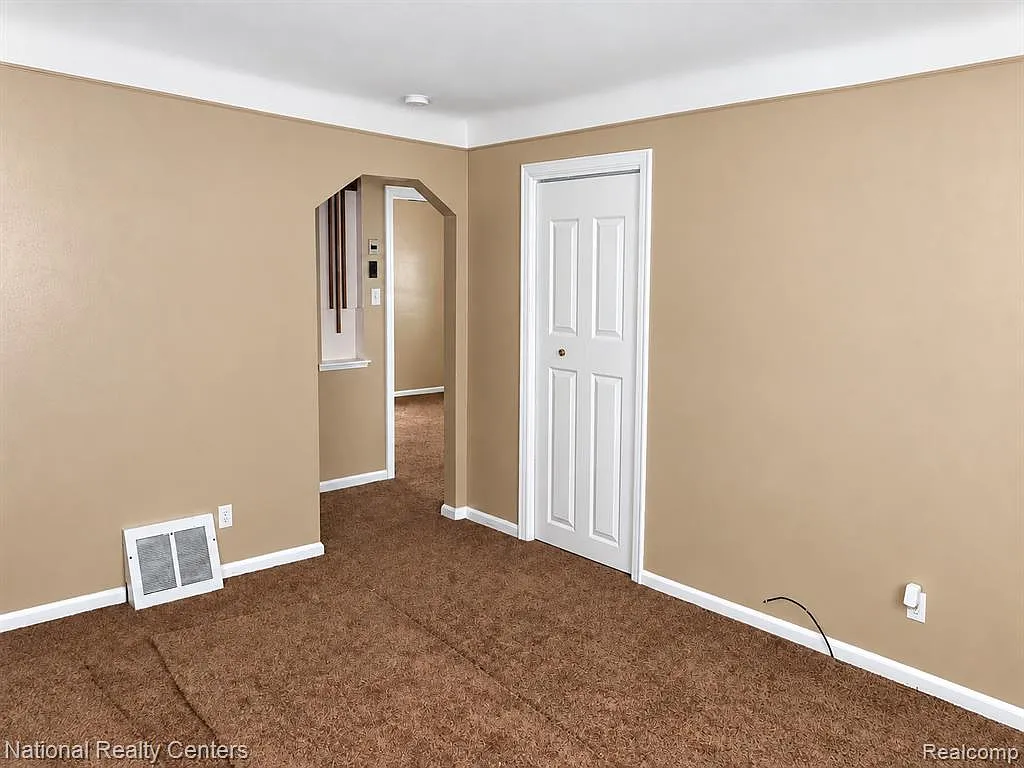 2 bed, 1.0 bath, 725 sqft, $1,200 — Photo 2