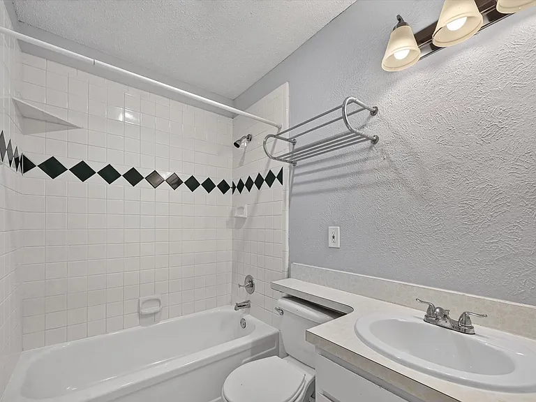 2026 Wedgewood Ln — Photo 16