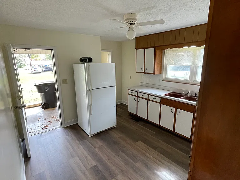 Broyles Ln — Photo 8