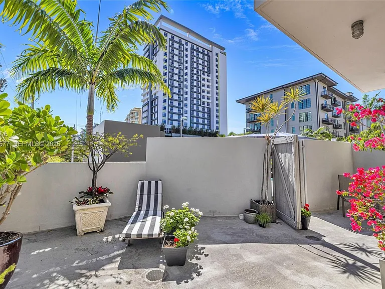 410 NW 1st Ave #206 — Photo 5