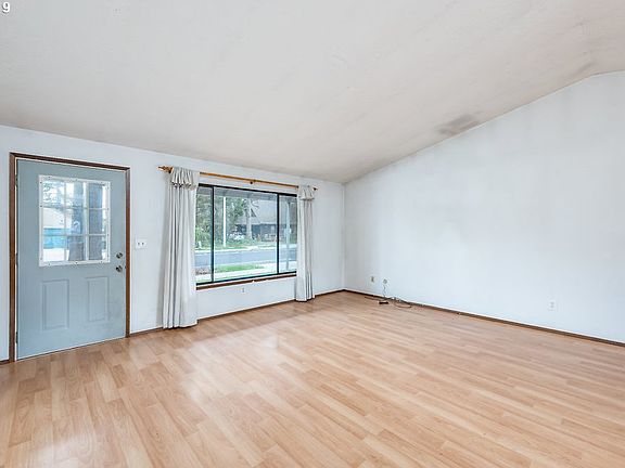 4th image of 621 SE 40th Ct