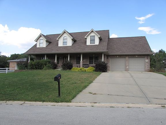 3rd image of 921 Percy Dr