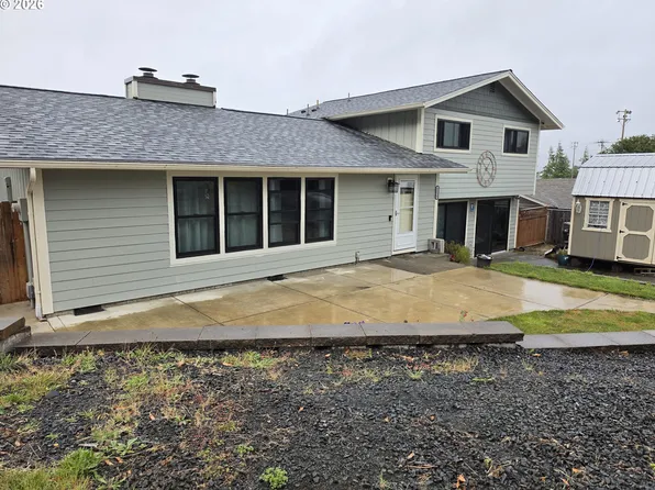 2220 Maine Ct, North Bend, OR 97459