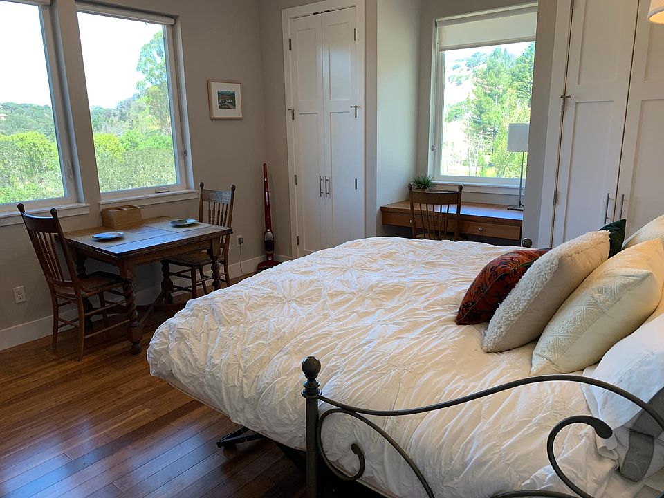 Bedroom/dining area