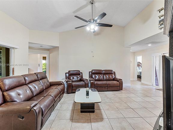 4th image of 10421 NW 9th Pl