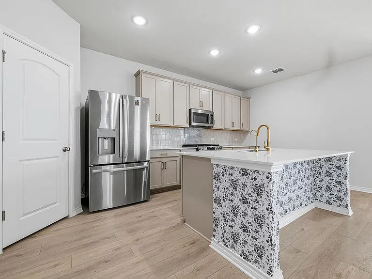 245 Leeland Dr — Photo 9