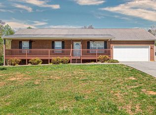 832 Quiet Oaks Way, Dandridge, TN 37725