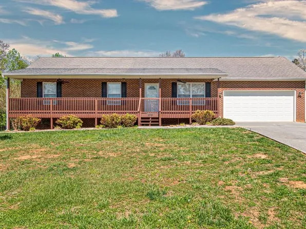 832 Quiet Oaks Way, Dandridge, TN 37725