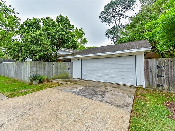 3rd image of 402 Glenlea Dr