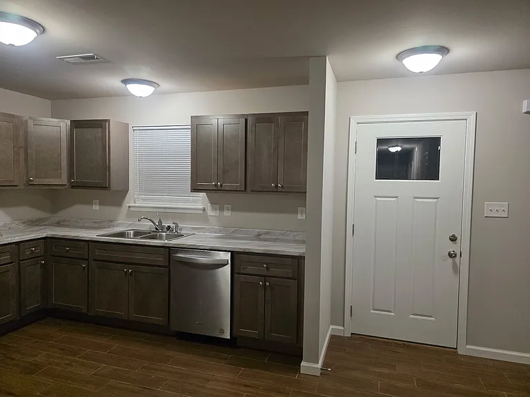 1215 Cliff Dr — Photo 3