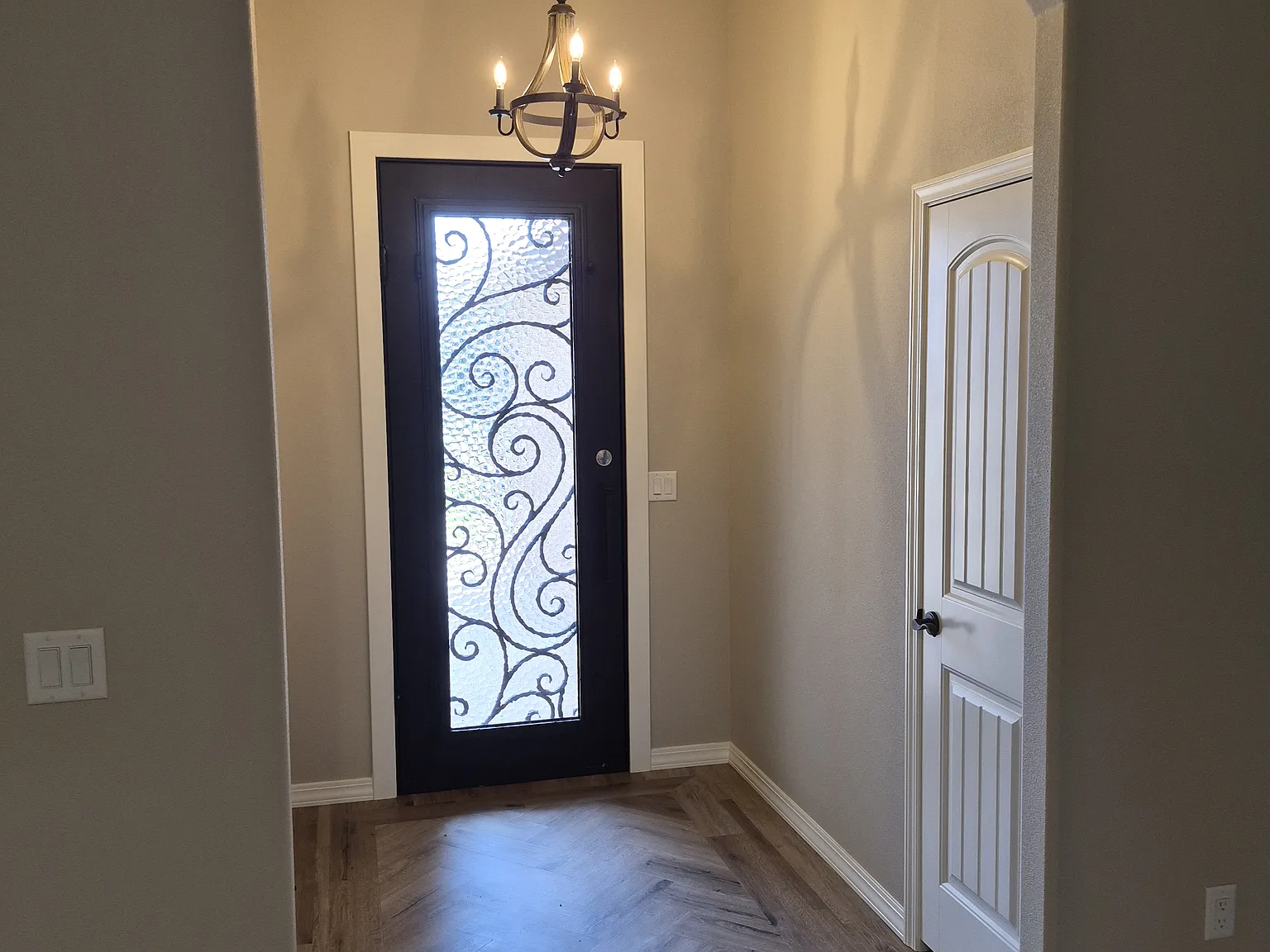 4 bed, 2200 sqft, $2,500 — Photo 1