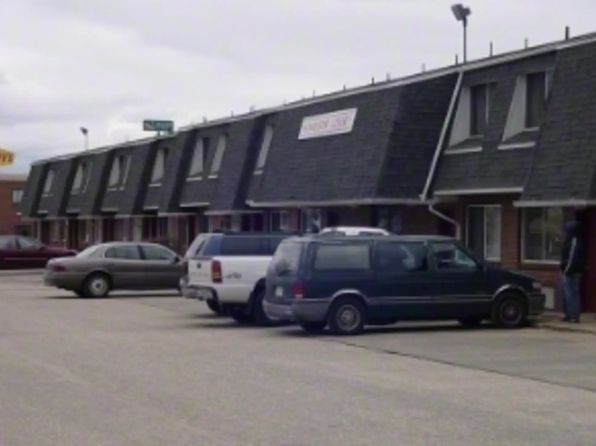 Windsor Court, 470 Memorial Dr, Chicopee, MA 01020