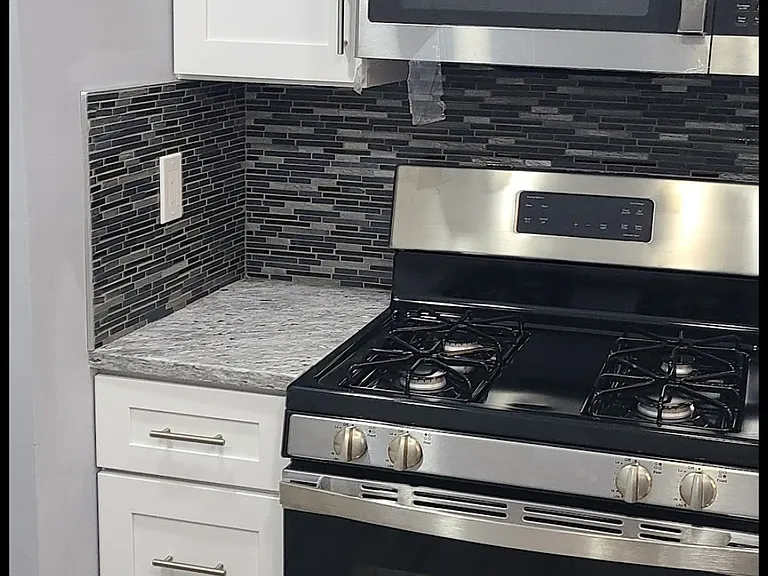 401 Hampton Ct — Photo 2