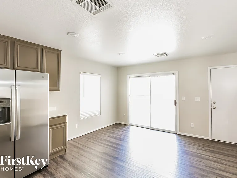 703 Loughton St — Photo 4