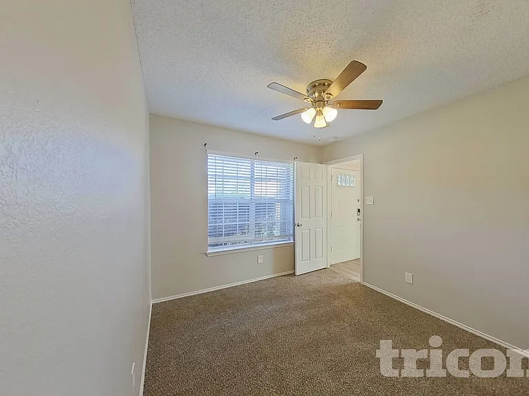 805 Clover Hill Ln — Photo 9