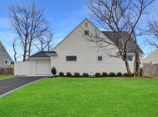 43 Deep Ln, Wantagh, NY 11793