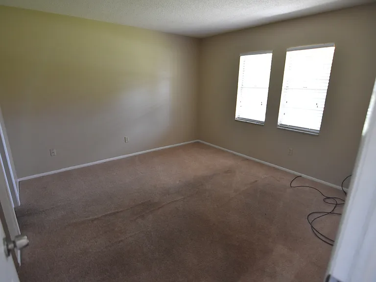 423 Longwood Cir — Photo 5