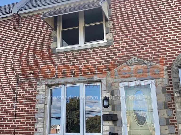 288 N Oak Ave — Photo 1