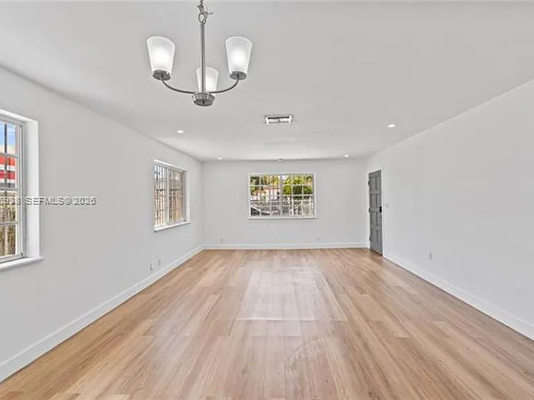 361 E 39th St #1 — Photo 32