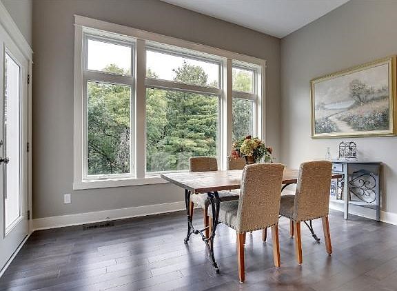 Large dinette o'looking private / wooded lot.