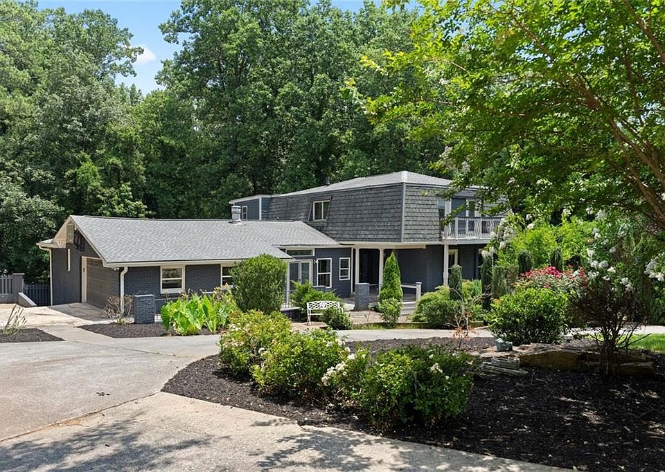 1st image of 212 Kings Row NE