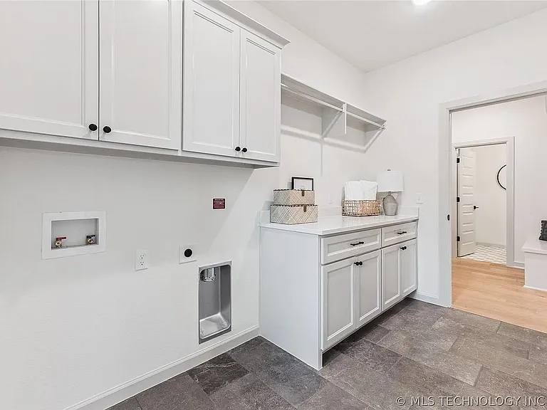 2325 E 134th Cir — Photo 55