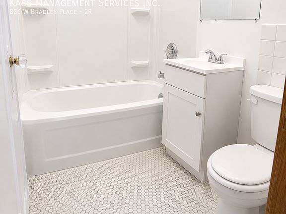 4th image of 836 W Bradley Pl #2R