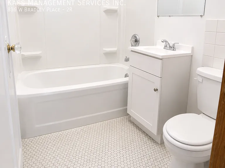 836 W Bradley Pl #2R — Photo 4