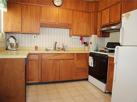 5th image of 146 Rockwell Ave