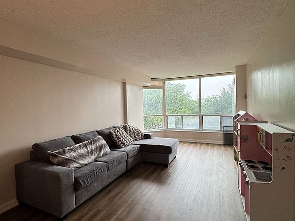 4th image of 24 Hanover Rd #406