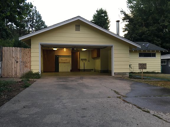 5th image of 261 Alder St