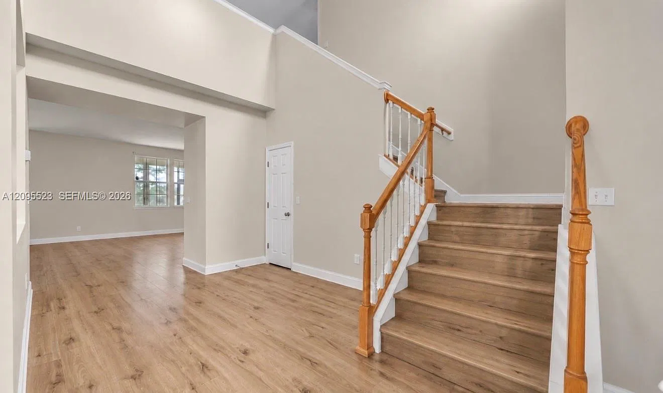 5 bed, 3.5 bath, 3621 sqft, $3,200 — Photo 2