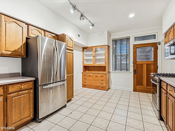5th image of 1420 W Elmdale Ave #2W