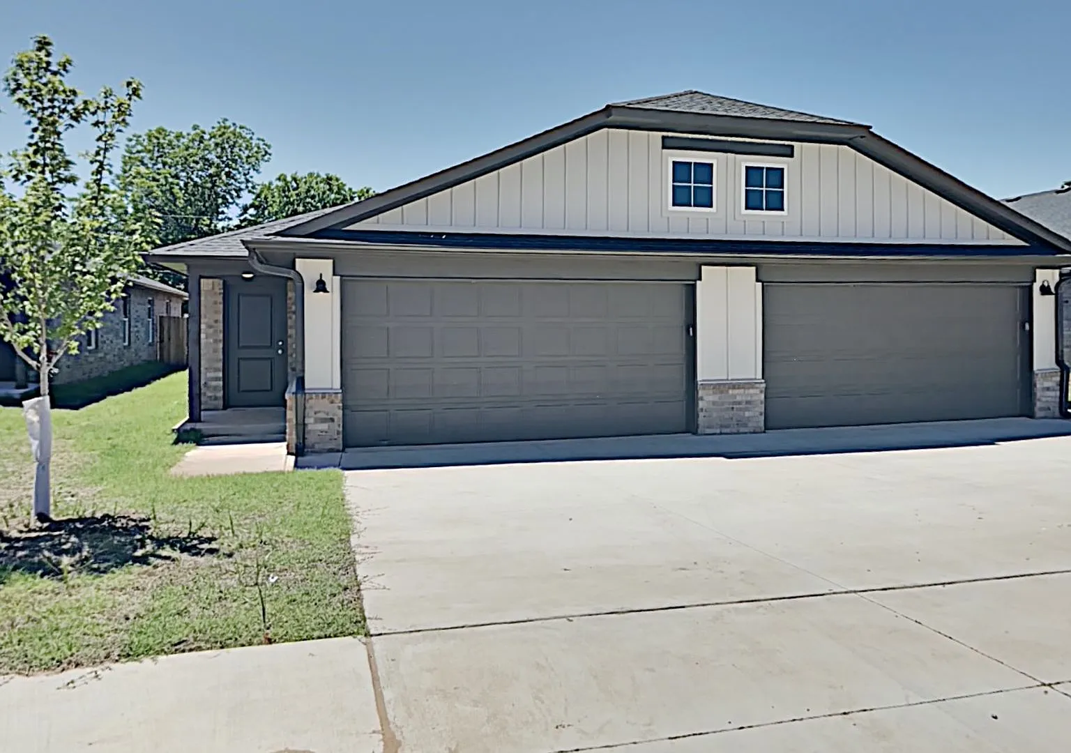 3 Bedroom, 2 Bathroom, 2 Car Duplex in Great location close to the Broadway Extension and 8 minut... — Photo 1