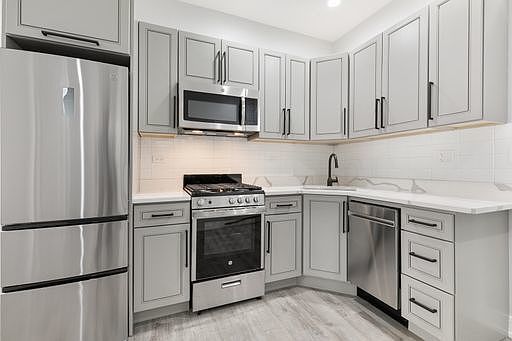 4th image of 1059 W Glenlake Ave APT 1N