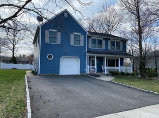22 Wakefield Dr, Edison, NJ 08820