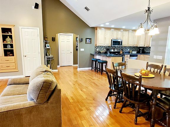 4th image of 364 Fairview Cir