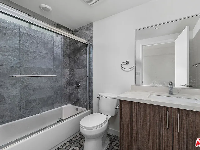 5229 Willowcrest Ave #208 — Photo 22