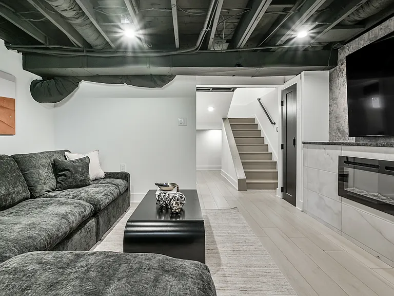 2058 Carrollton Ave — Photo 44