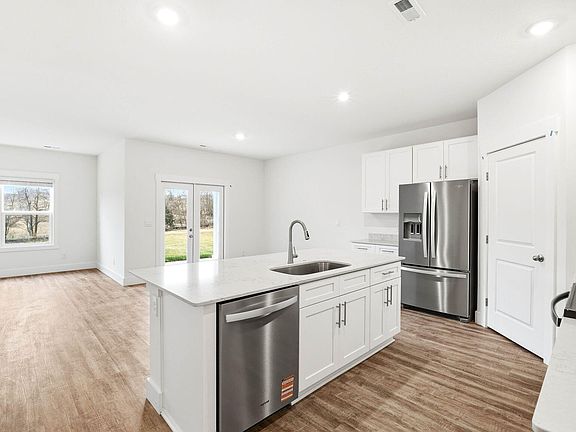 5th image of 667 Saint Andrews Dr