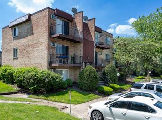 359 W Hawthorne Cir #1A, Mount Prospect, IL 60056