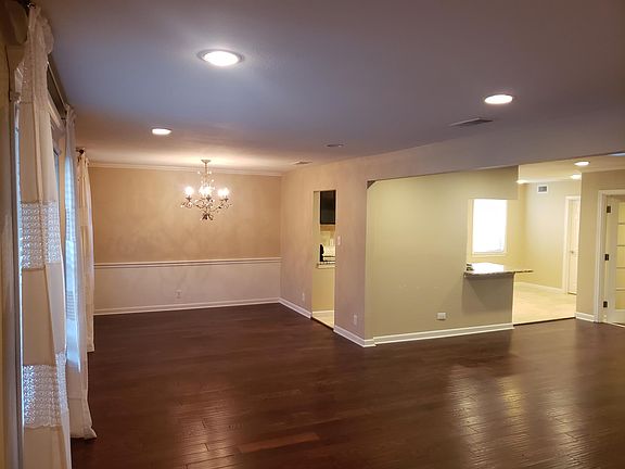 5th image of 306 S Weatherred Dr