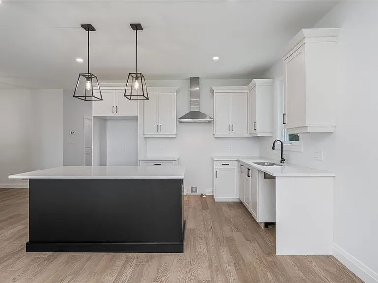 397 Victoria St — Photo 15