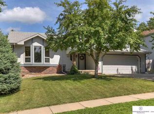 807 Auburn Ln, Papillion, NE 68046