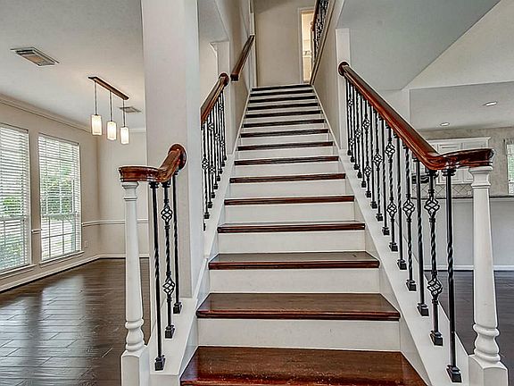 3rd image of 5911 Parkwood Pl